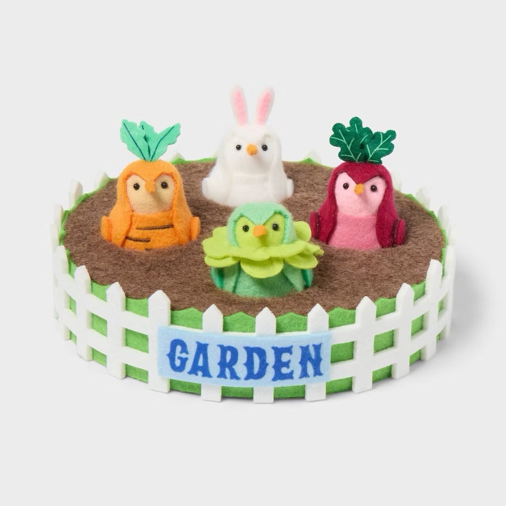 Featherly nwt Friends Easter Decorative Garden Set